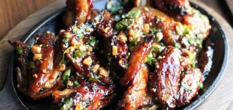 Cuốn hút trên từng miếng cánh gà nướng đậu phộng