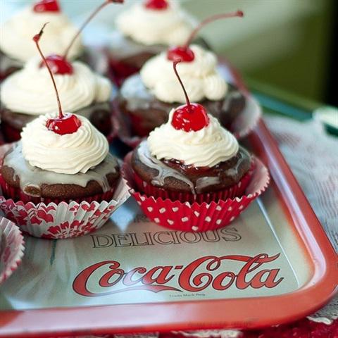 Cách làm cupcake cherry mix coca-cola
