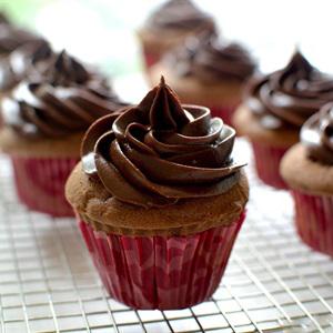Cách làm cupcake chocolate kem tươi