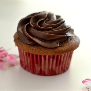 Cách làm cupcake chocolate kem tươi