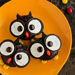 Cách làm cupcake cú mèo cho bữa tiệc Halloween