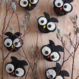 Cách làm cupcake cú mèo cho bữa tiệc Halloween