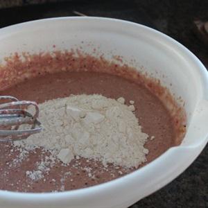 Cách làm cupcake dâu tây mix kiwi