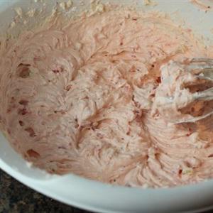 Cách làm cupcake dâu tây mix kiwi