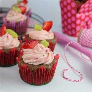 Cách làm cupcake dâu tây mix kiwi