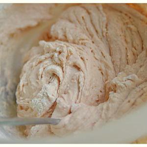 Cách làm cupcake kem phô mai dâu tây