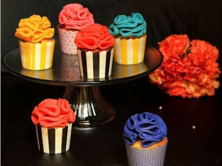 Cupcake với cocktail trứng sữa