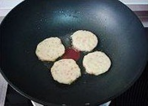 Dai giòn sật sật cùng với món mỳ hành lá chua cay Thượng Hải