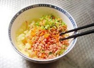 Dai giòn sật sật cùng với món mỳ hành lá chua cay Thượng Hải