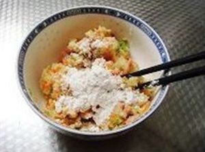 Dai giòn sật sật cùng với món mỳ hành lá chua cay Thượng Hải