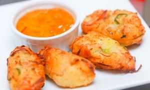 Dai giòn sật sật cùng với món mỳ hành lá chua cay Thượng Hải