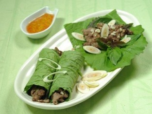 Đãi khách với món bò cuốn cải