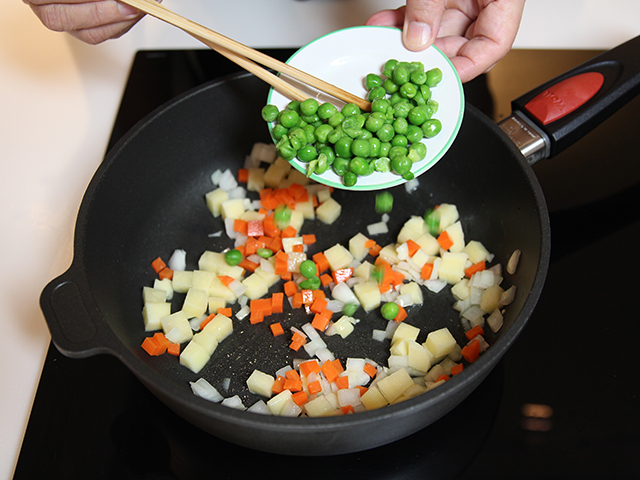 Đậm đà canh miến nấu tôm khô và bí đao