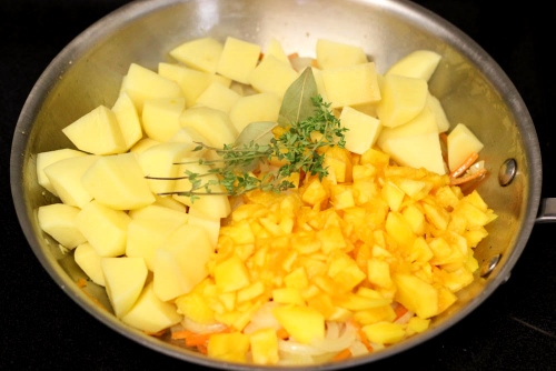 Đậm đà canh nầm dê hầm nấm hương và măng