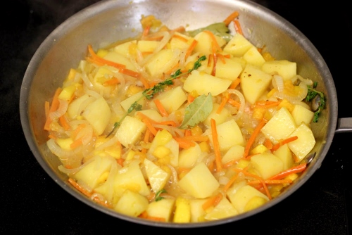 Đậm đà canh nầm dê hầm nấm hương và măng