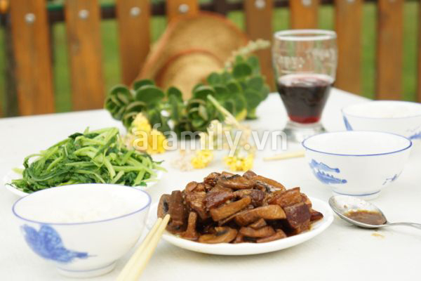 Đậm đà món thịt, nấm kho tàu