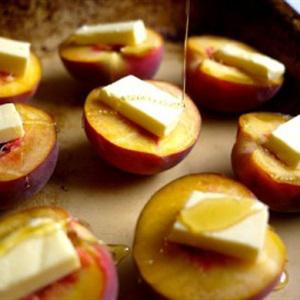 Cách làm đào nướng bơ, mật ong