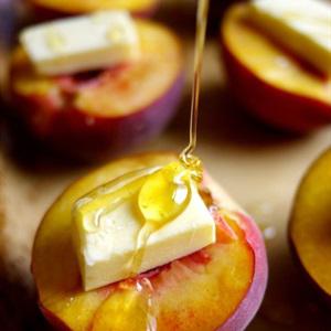 Cách làm đào nướng bơ, mật ong