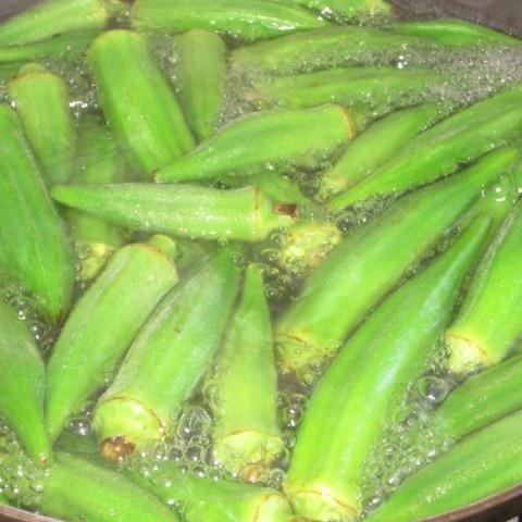 Cách làm đậu bắp sốt cà chua