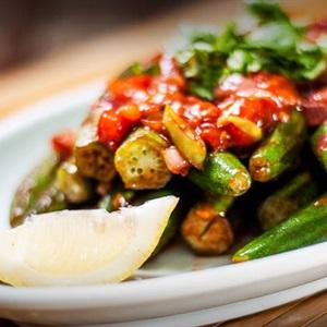 Cách làm đậu bắp xào cà chua