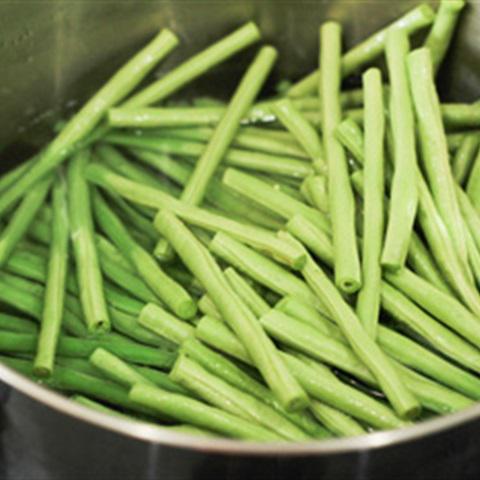 Cách làm đậu đũa luộc sốt mè