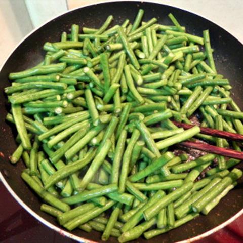 Cách làm đậu đũa xào mề gà