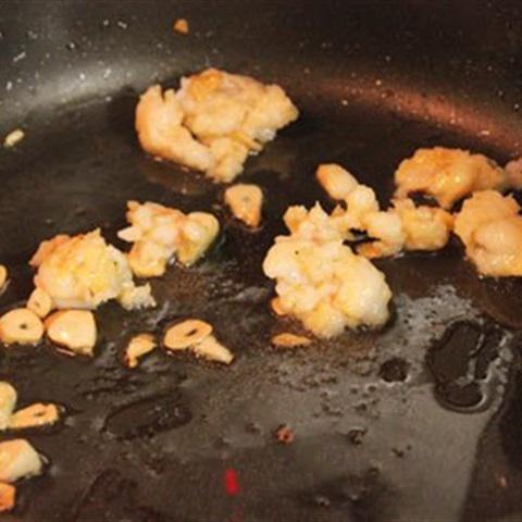 Cách làm đậu Hà Lan xào nấm và tôm