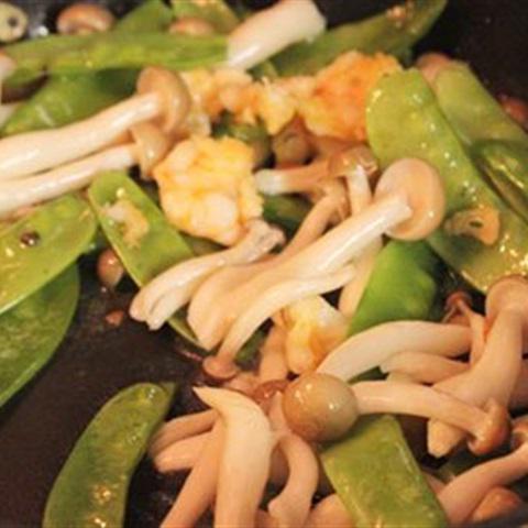 Cách làm đậu Hà Lan xào nấm và tôm