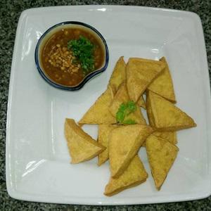 Cách làm đậu hũ chiên chấm sốt đậu phộng