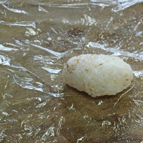 Cách làm đậu hũ cuộn cơm