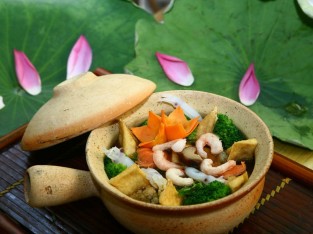 Đậu hũ hải sản chay um nồi đất