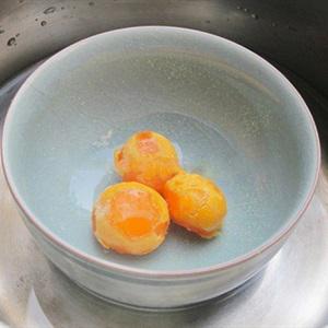 Cách làm đậu hũ luộc trứng muối