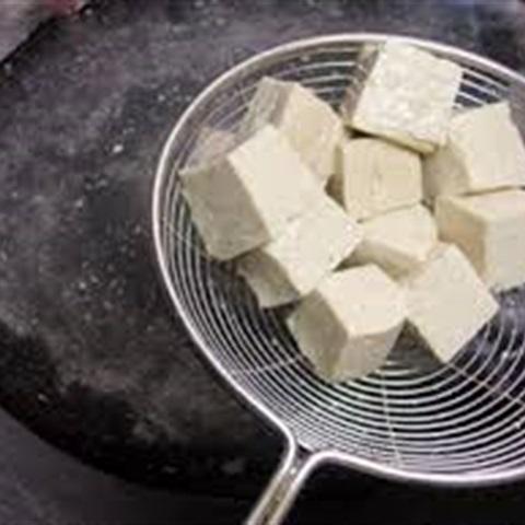 Cách làm đậu hũ luộc trứng muối