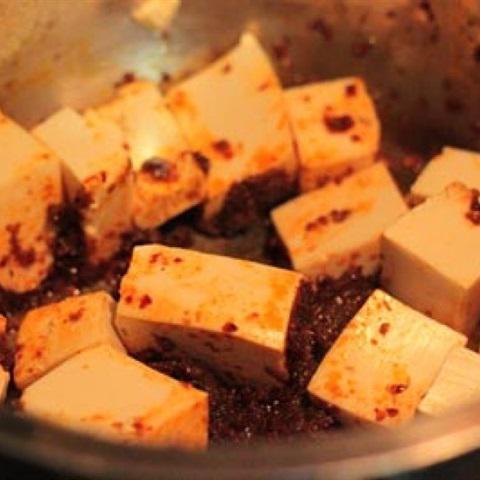 Cách làm đậu hũ non om mọc