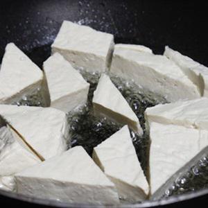 Cách làm đậu hũ sốt chua ngọt tẩm mè