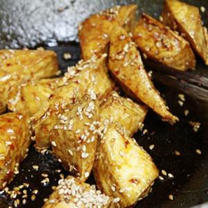 Cách làm đậu hũ sốt chua ngọt tẩm mè