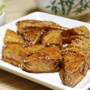 Cách làm đậu hũ sốt chua ngọt tẩm mè