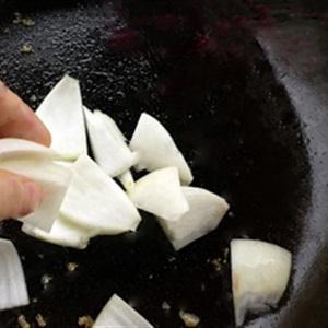 Cách làm đậu hũ xào hành tây, lá lốt
