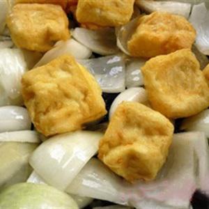 Cách làm đậu hũ xào hành tây, lá lốt