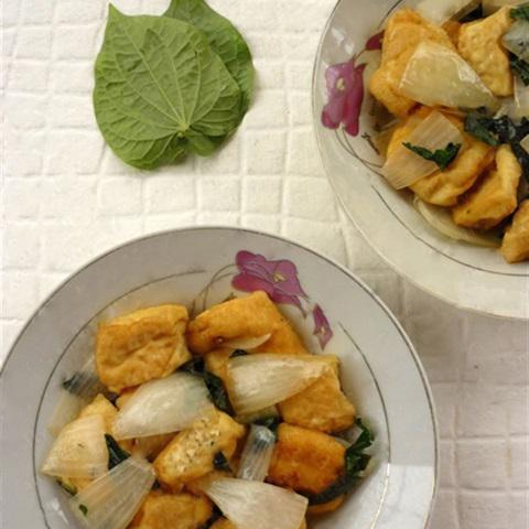 Cách làm đậu hũ xào hành tây, lá lốt