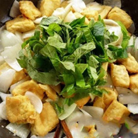 Cách làm đậu hũ xào hành tây, lá lốt