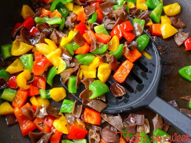 Đậu hũ xào nấm mèo, ớt Đà Lạt