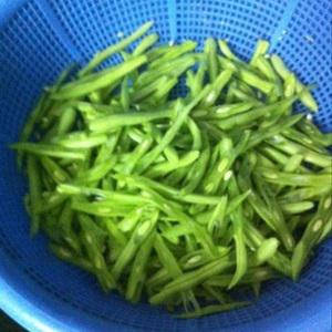 Cách làm đậu que xào nấm rơm