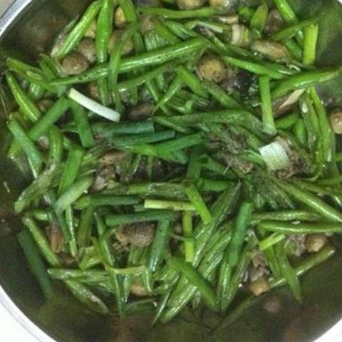 Cách làm đậu que xào nấm rơm