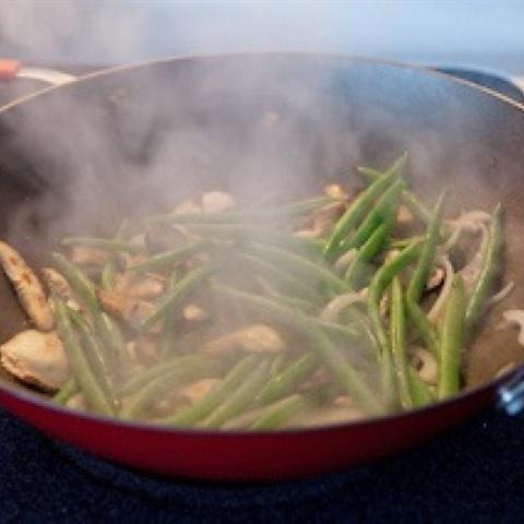 Cách làm đậu que xào nấm