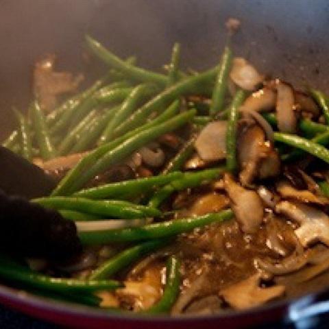 Cách làm đậu que xào nấm