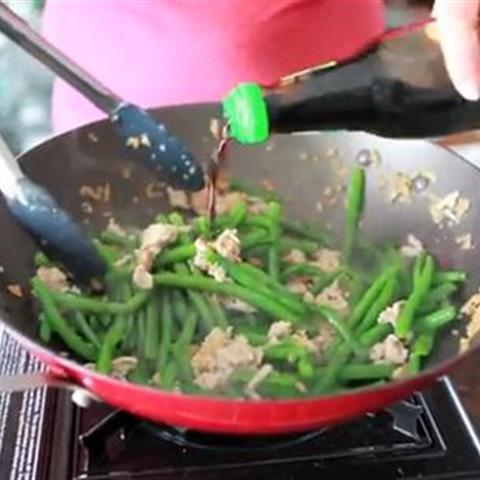 Cách làm đậu que xào thịt gà