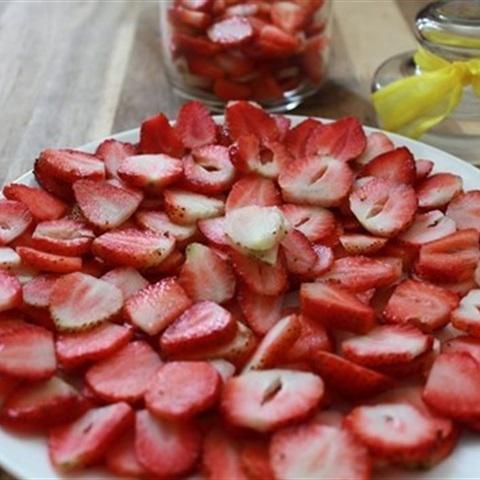 Cách làm dâu tây ngâm đường và mật ong