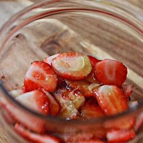 Cách làm dâu tây ngâm đường và mật ong