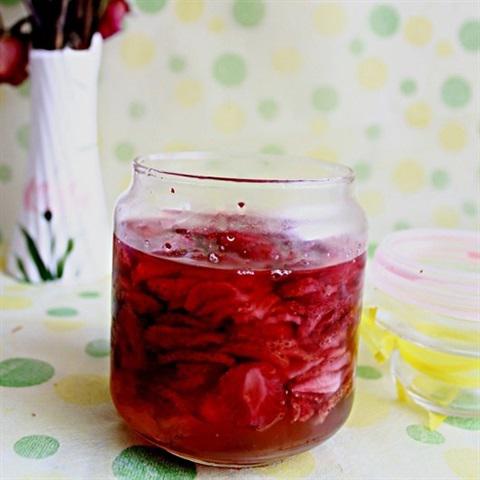 Cách làm dâu tây ngâm đường và mật ong